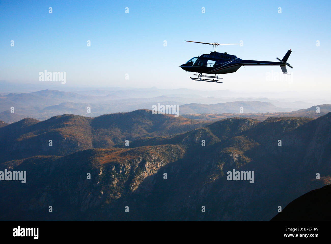 Vista panorámica de un helicóptero que sobrevolaba el Lowveld escarpment Foto de stock