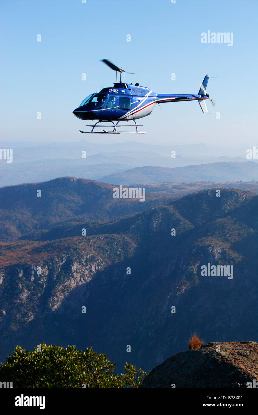 Vista panorámica de un helicóptero que sobrevolaba el Lowveld Foto de stock