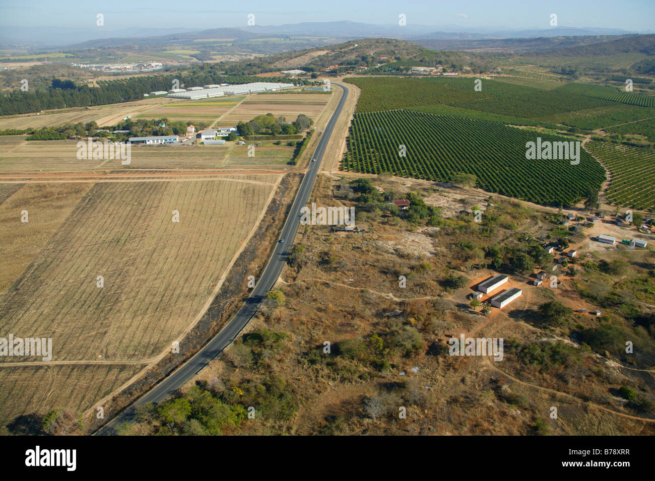 Vista aérea de la Lowveld campo mostrando los huertos de cítricos y barbechos Foto de stock