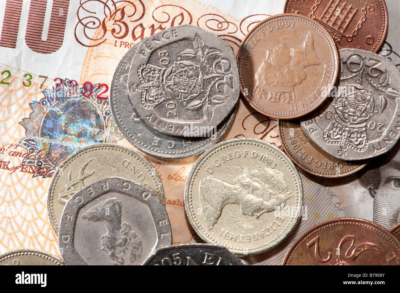Nota 10 libras británicas y monedas - efectivo en moneda esterlina británica Foto de stock