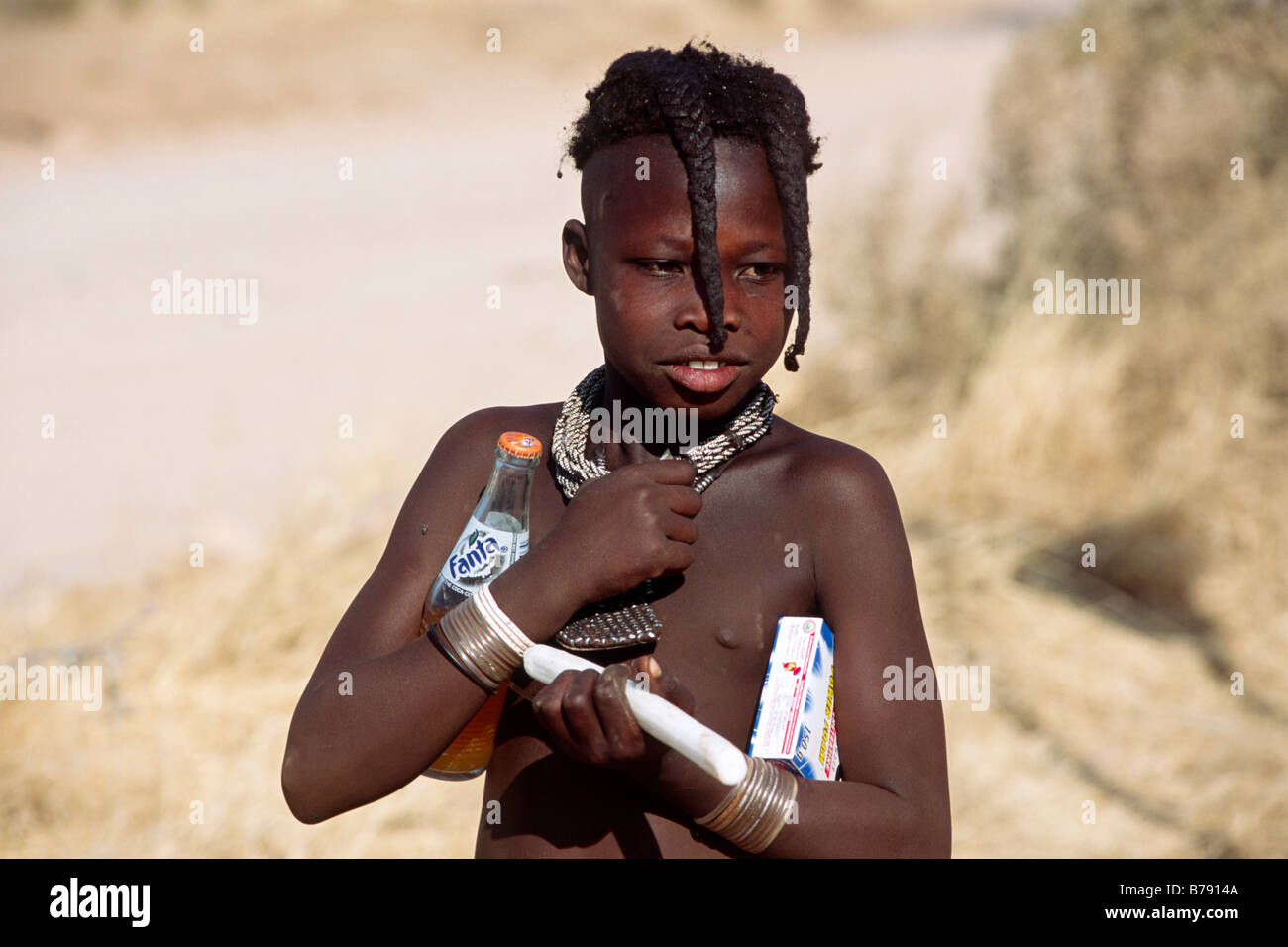 Himba girl teniendo productos de la civilización occidental, retrato, Kaokoveld, Namibia, África Foto de stock