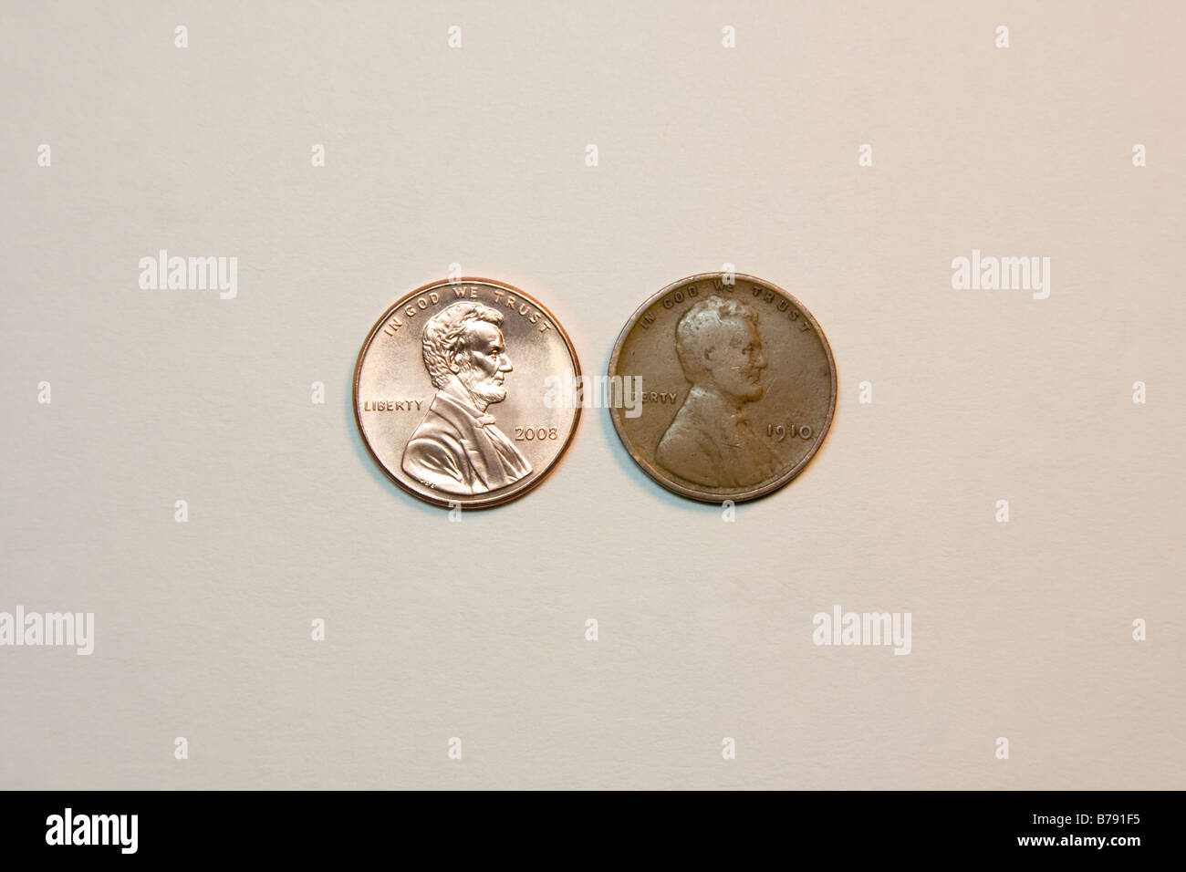 Moneda de Estados Unidos. 2008 penny junto a un 1910 "trigo" penny. Foto de stock