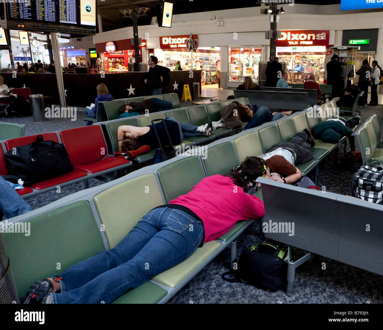 Los pasajeros en espera de embarcar en vuelos, Terminal 1 sala de embarque, Heathrow, Londres, Inglaterra Foto de stock