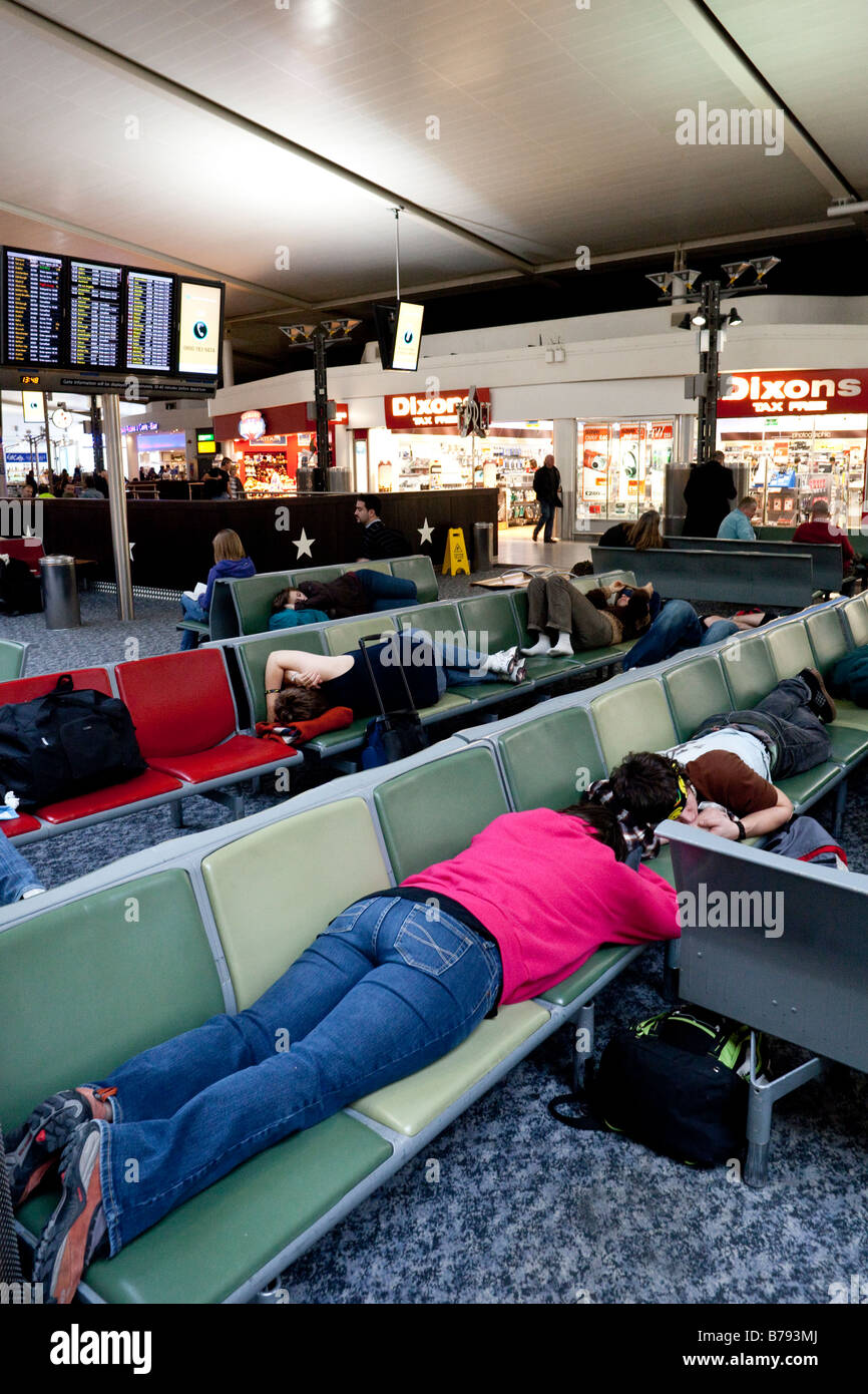 Los pasajeros en espera de embarcar en vuelos, Terminal 1 sala de embarque, Heathrow, Londres, Inglaterra Foto de stock