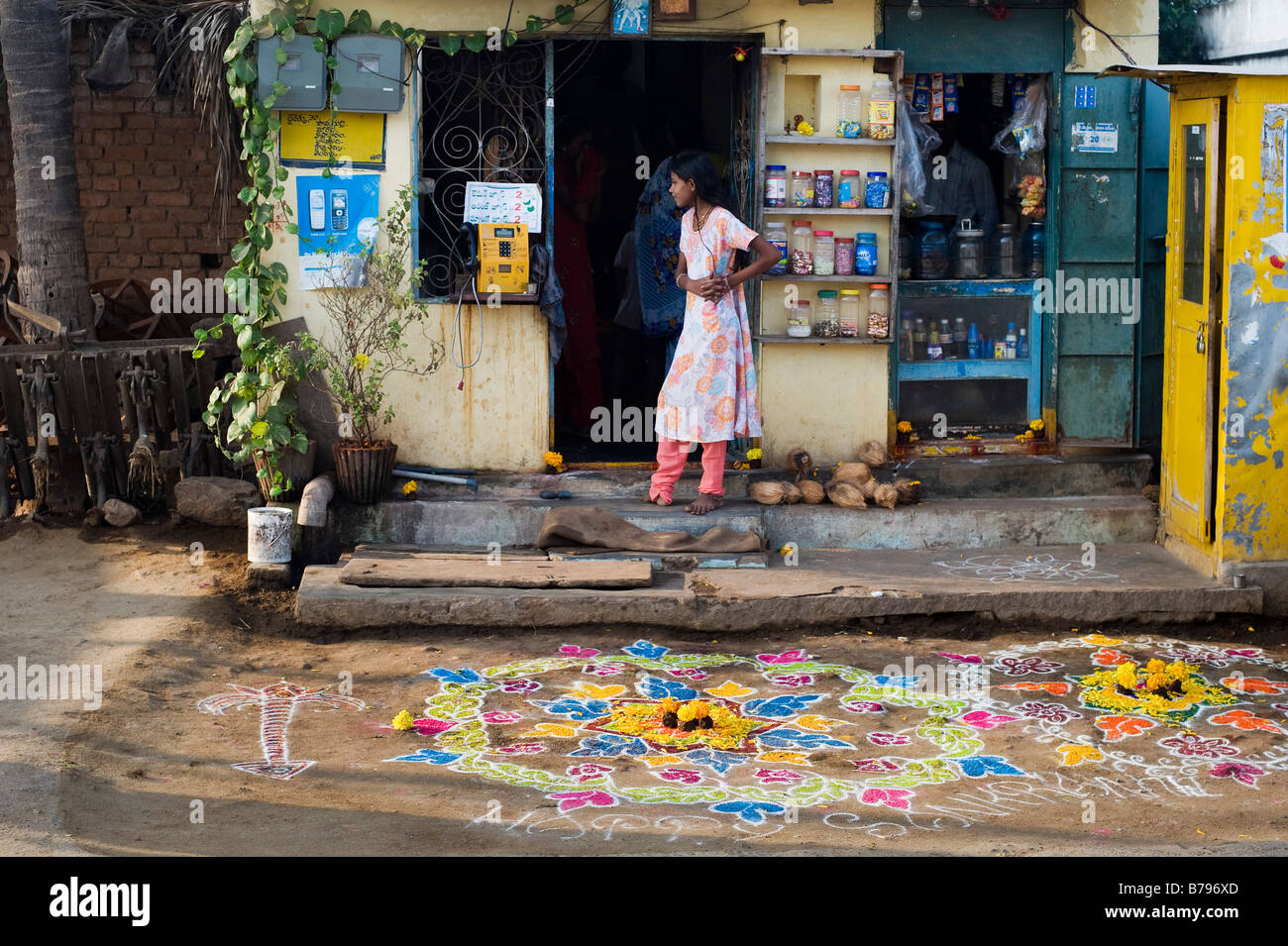 Rangoli diseño con flores y estiércol de vaca utilizada en una calle de India para celebrar el festival hindú de Pongal o Sankranti. En Andhra Pradesh, India Foto de stock