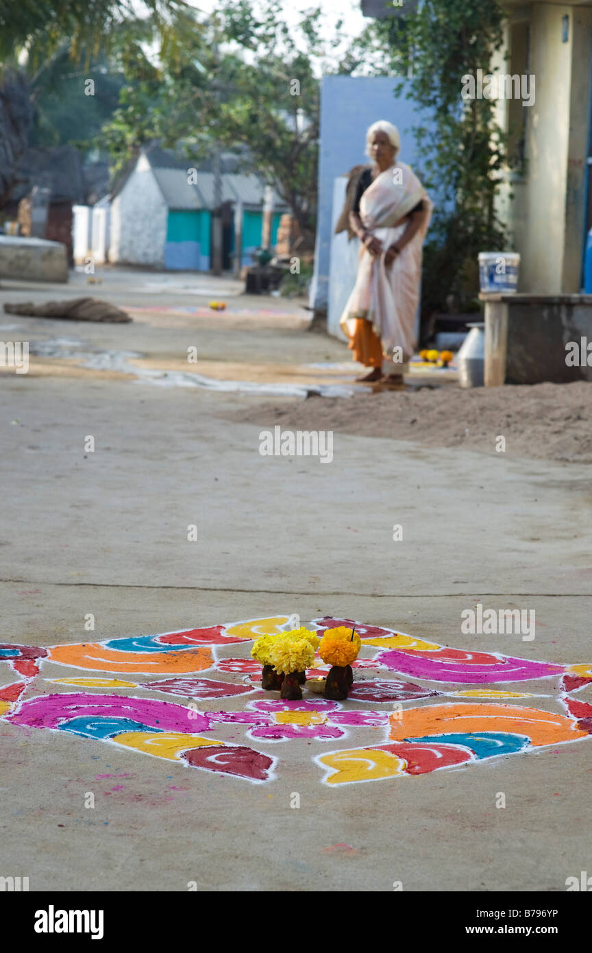 Rangoli diseño con flores y estiércol de vaca utilizada en una calle de India para celebrar el festival hindú de Pongal o Sankranti. En Andhra Pradesh, India Foto de stock