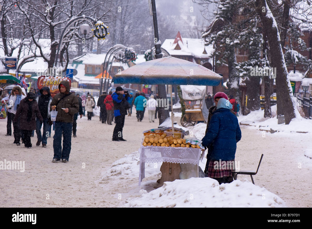 La gente de compras en la calle Krupowki región de Podhale montañas Tatra Zakopane Polonia Foto de stock