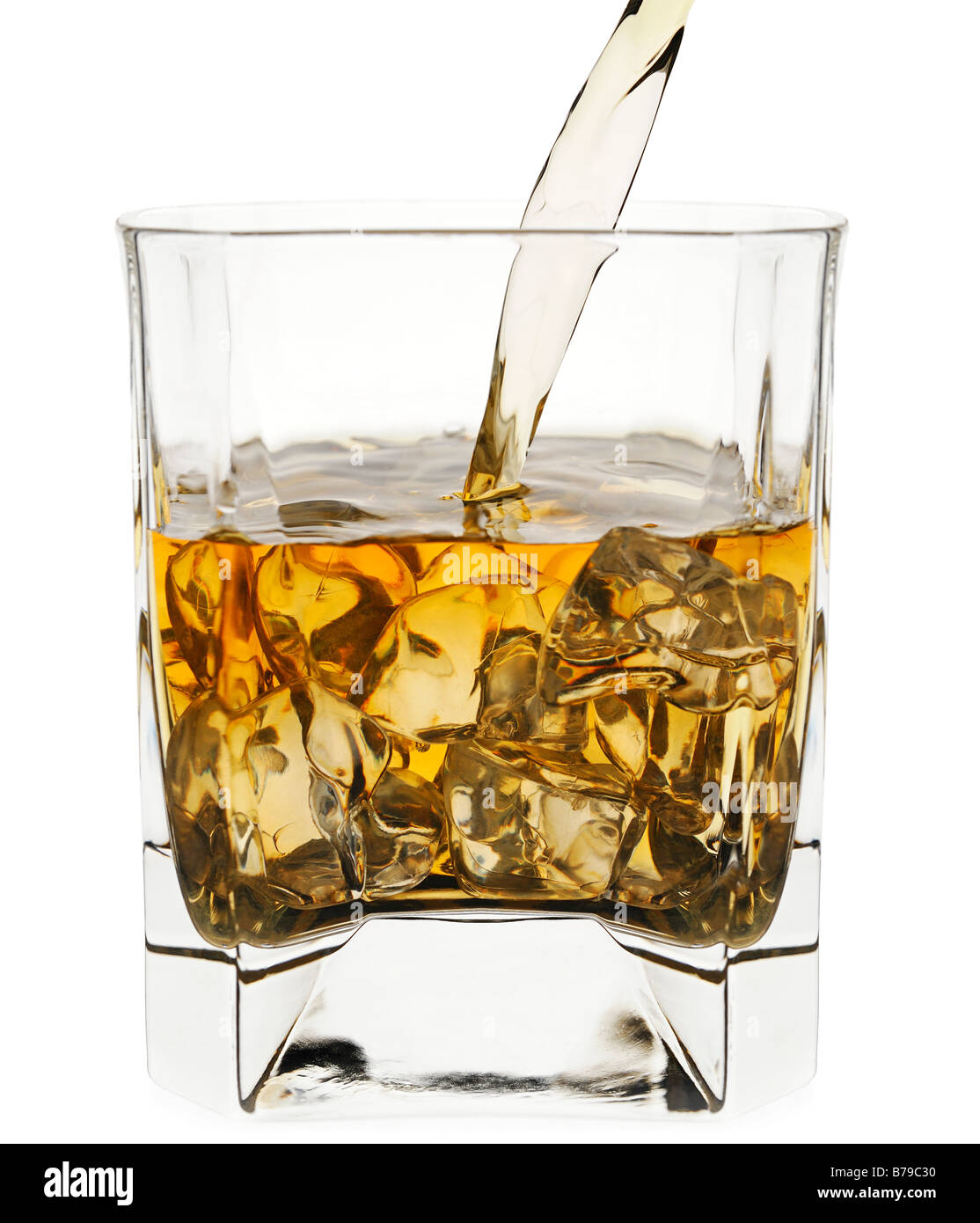 Verter en un vaso de whisky Cerrar Foto de stock