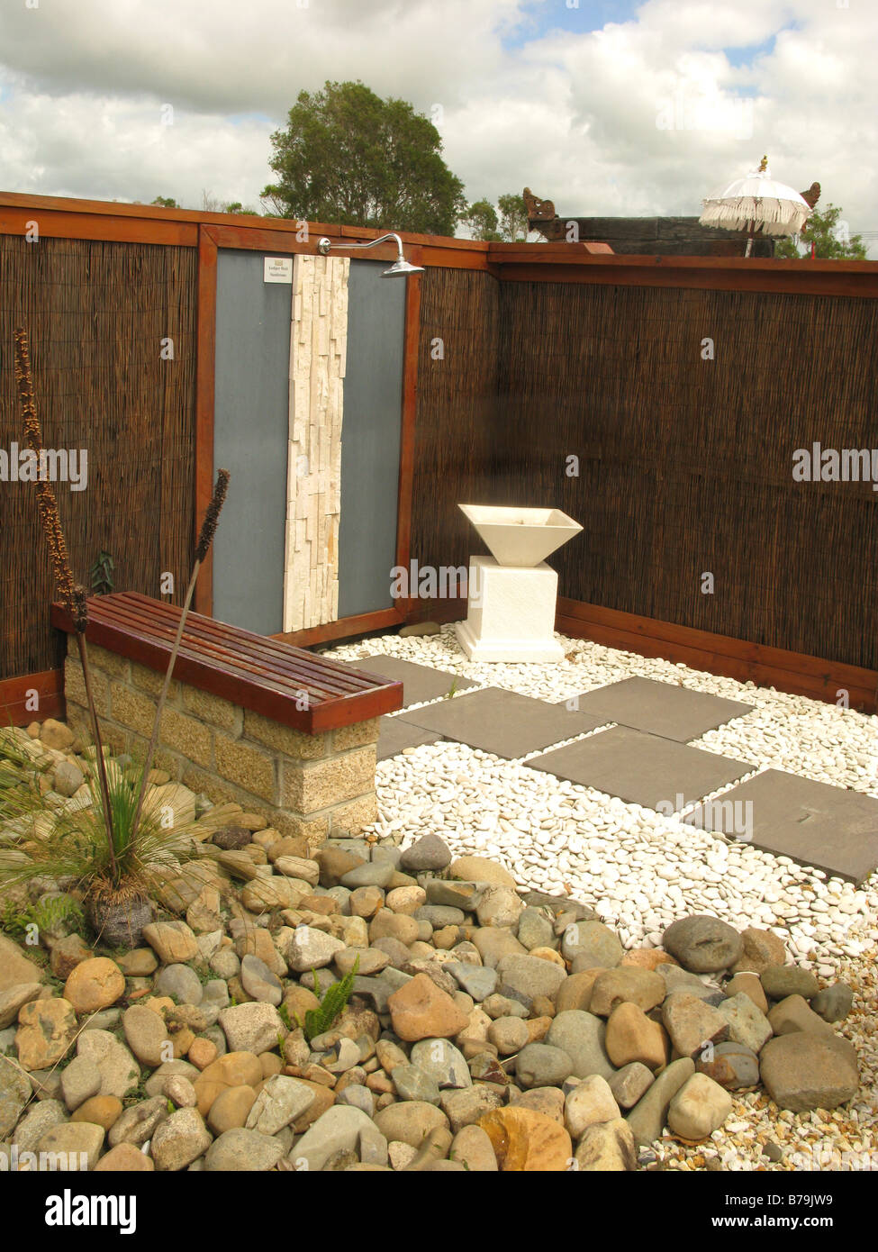 Una ducha al aire libre en jardín paisajístico de estilo asiático Foto de stock