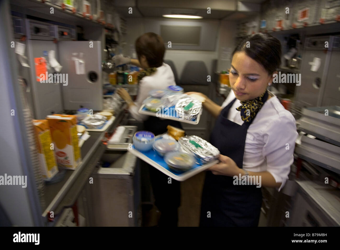 Miembro de la tripulación de cabina dejando la cocina con comidas especiales en un Gulf Air de la aeronave durante el vuelo desde Londres a Bahrein. (45) Foto de stock