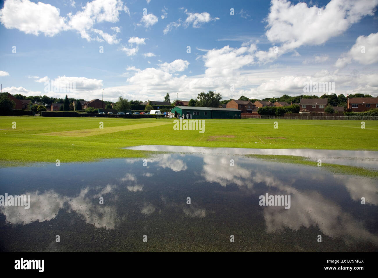 En el verano de 2008 no ha sido amable con el noreste de Inglaterra, con mucha lluvia, como puede verse aquí en este club de cricket. Foto de stock