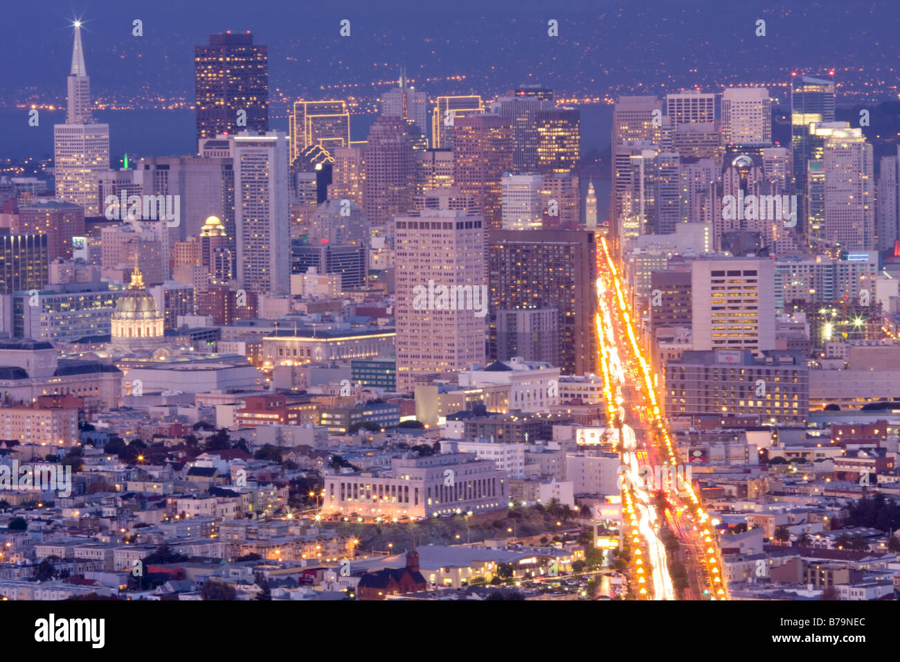 El horizonte de San Francisco desde Twin Peaks al atardecer, EE.UU. Foto de stock
