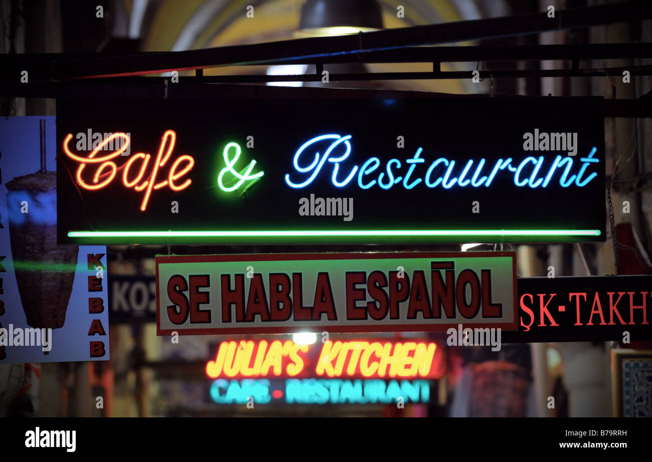 Letreros de neón para tratar de atraer a los turistas los restaurantes y cafeterías en el Gran Bazar (Kapali Carsi) en Estambul, Turquía Fotografía de stock - Alamy