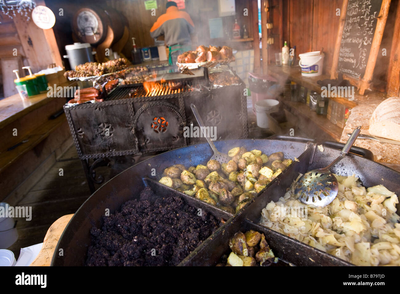 Acera puesto de comida que sirven cocina local Gubalowka Hill región de Podhale montañas Tatra Zakopane Polonia Foto de stock
