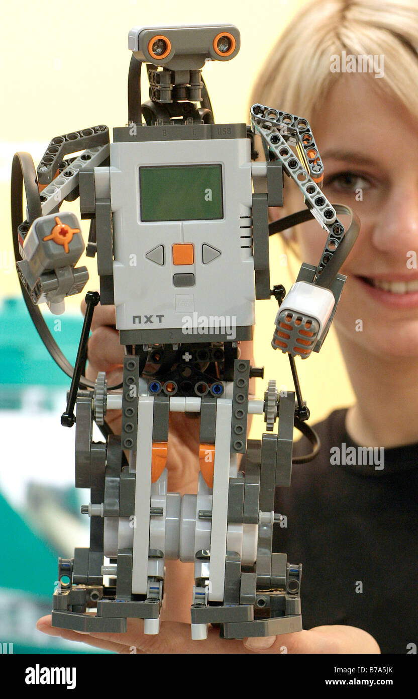 Lego Mindstorm NXT empleado mostrando un robot, ganador del premio a la  Innovación 2006 en la categoría de innovaciones técnicas, en t Fotografía  de stock - Alamy