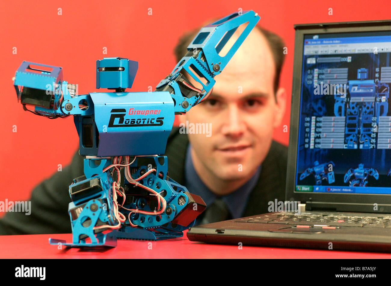 Robot humanoide RB 1000 mostrado por un empleado de la empresa en la Modellbau Graupner Internacional de Nuremberg Toy Fair 2006 en N Foto de stock