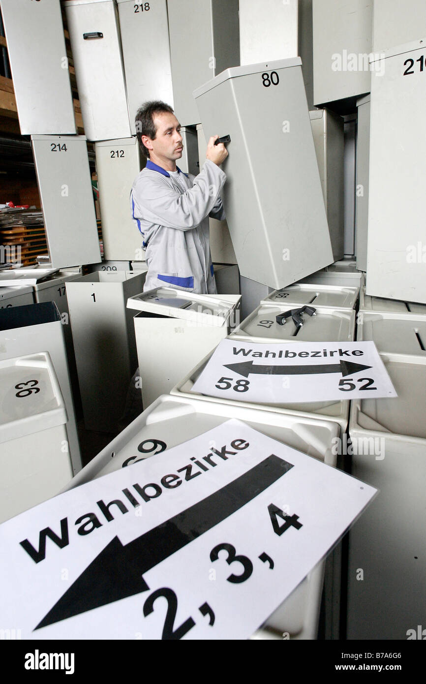Ciudad de Regensburg empleado Limpieza y comprobación de las urnas antes de elecciones parlamentarias federales en 18/9/2005 en un almacén Foto de stock