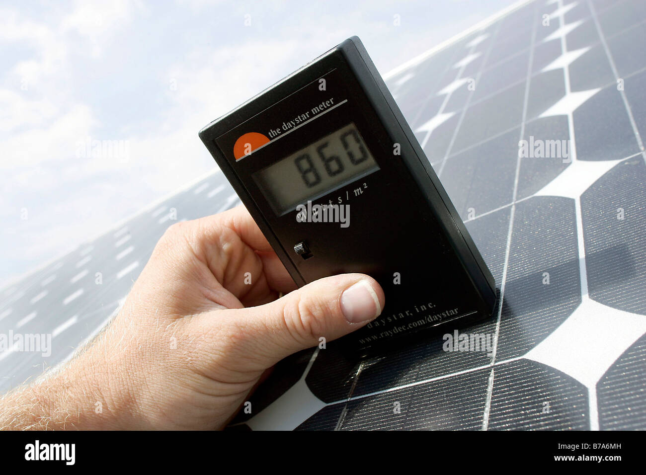 Medición manual de la radiación solar en un módulo fotovoltaico de la empresa Powerlight en el Parque Solar de Baviera Muehlhausen Foto de stock