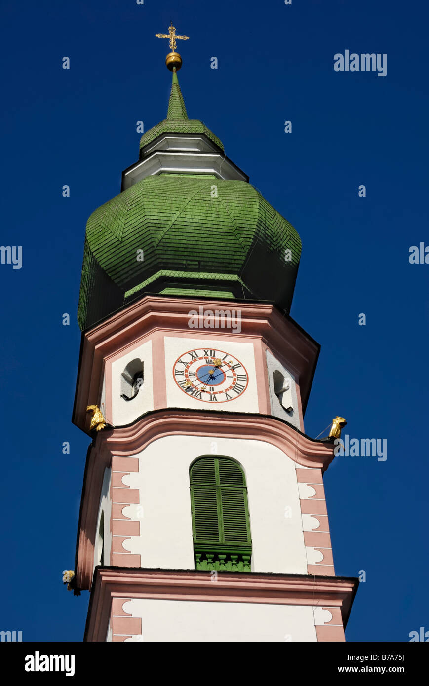 Torre de la iglesia barroca, tejas verdes y figuras de oro, Breitenbach, Tirol, Austria, Europa Foto de stock