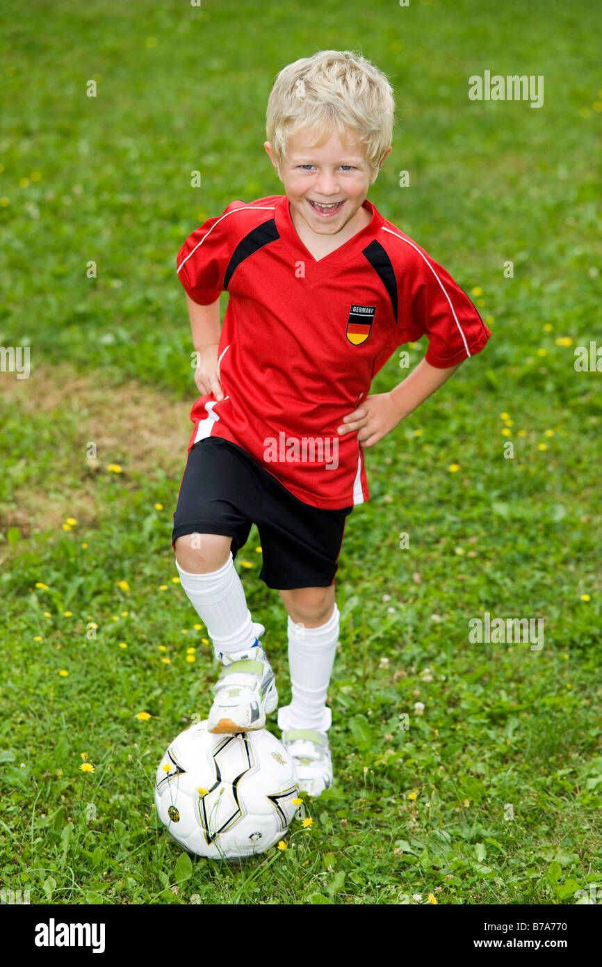 5-año-viejo muchacho vistiendo un traje de fútbol Foto de stock