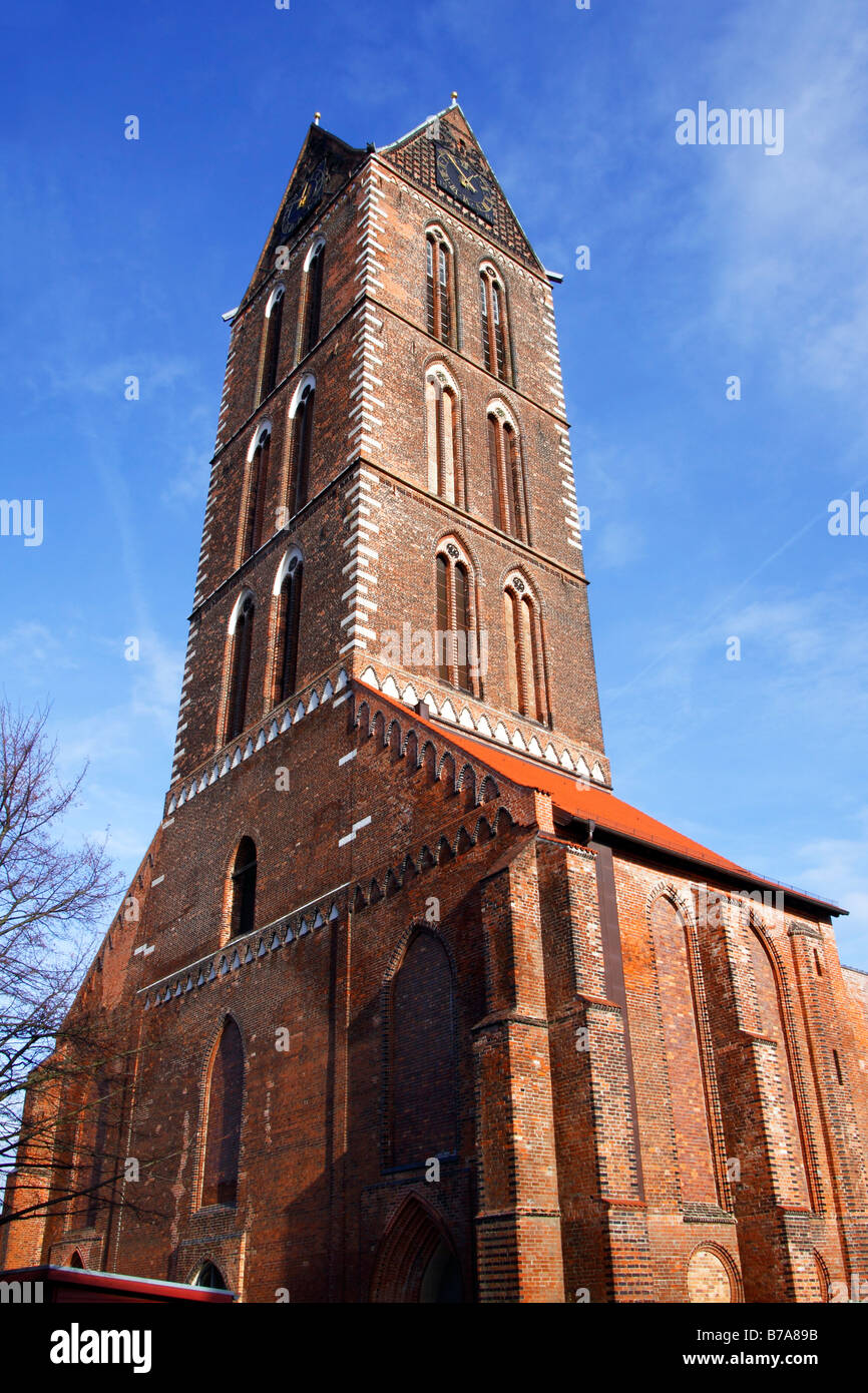 La torre oeste restante y capillas laterales de la histórica iglesia de Santa María en el centro histórico de la ciudad de Wismar, UNESCO World él Foto de stock