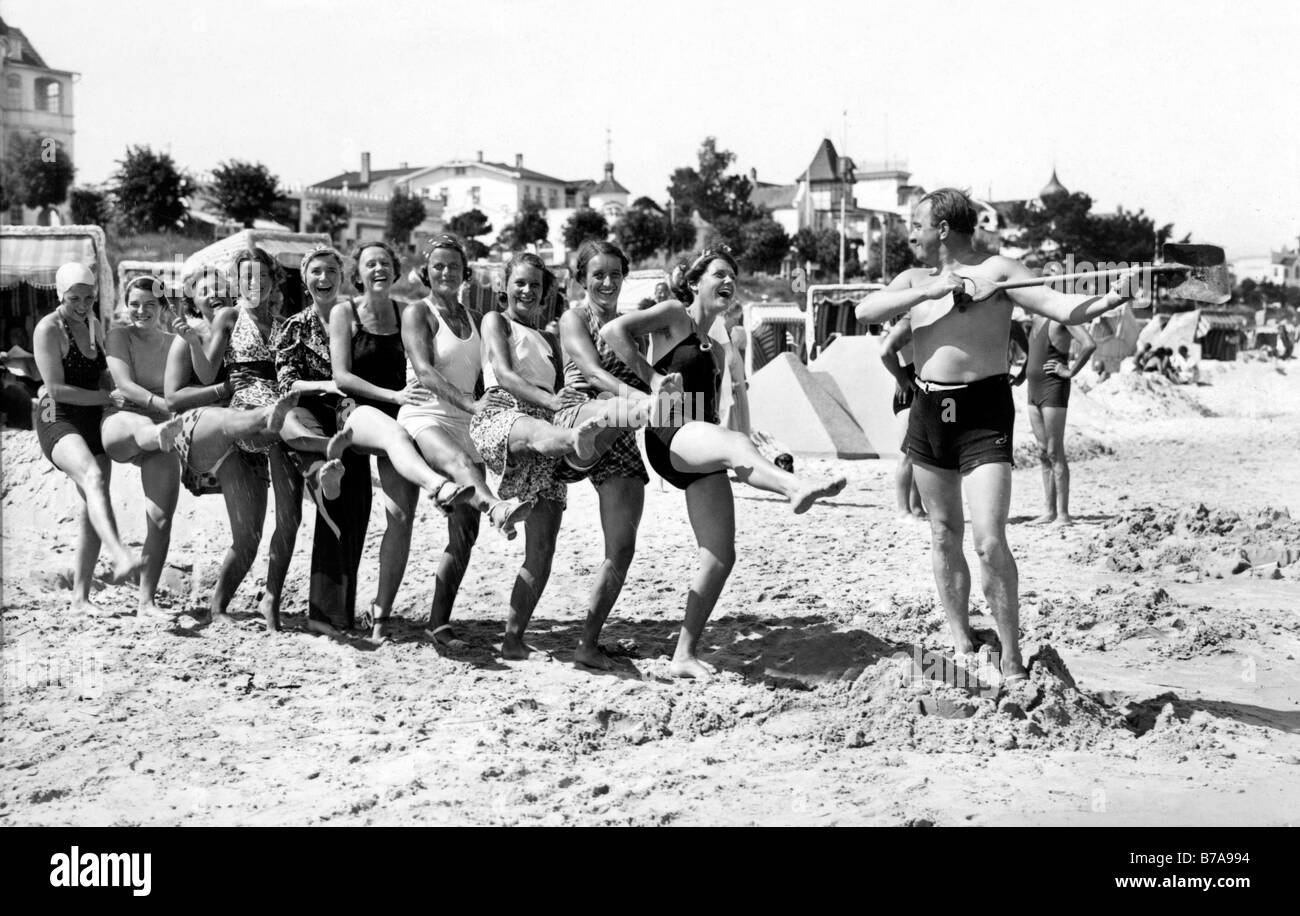 Foto histórica, un grupo de personas en la playa, ca. 1920 Foto de stock