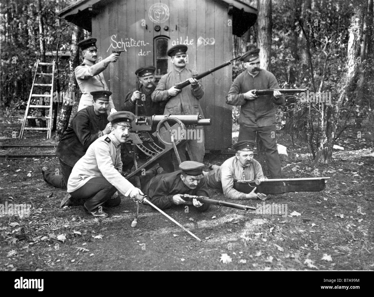 Foto histórica, hombres de pruebas, incluidos fusiles ametralladoras Spandau 08, ca. 1915 Foto de stock