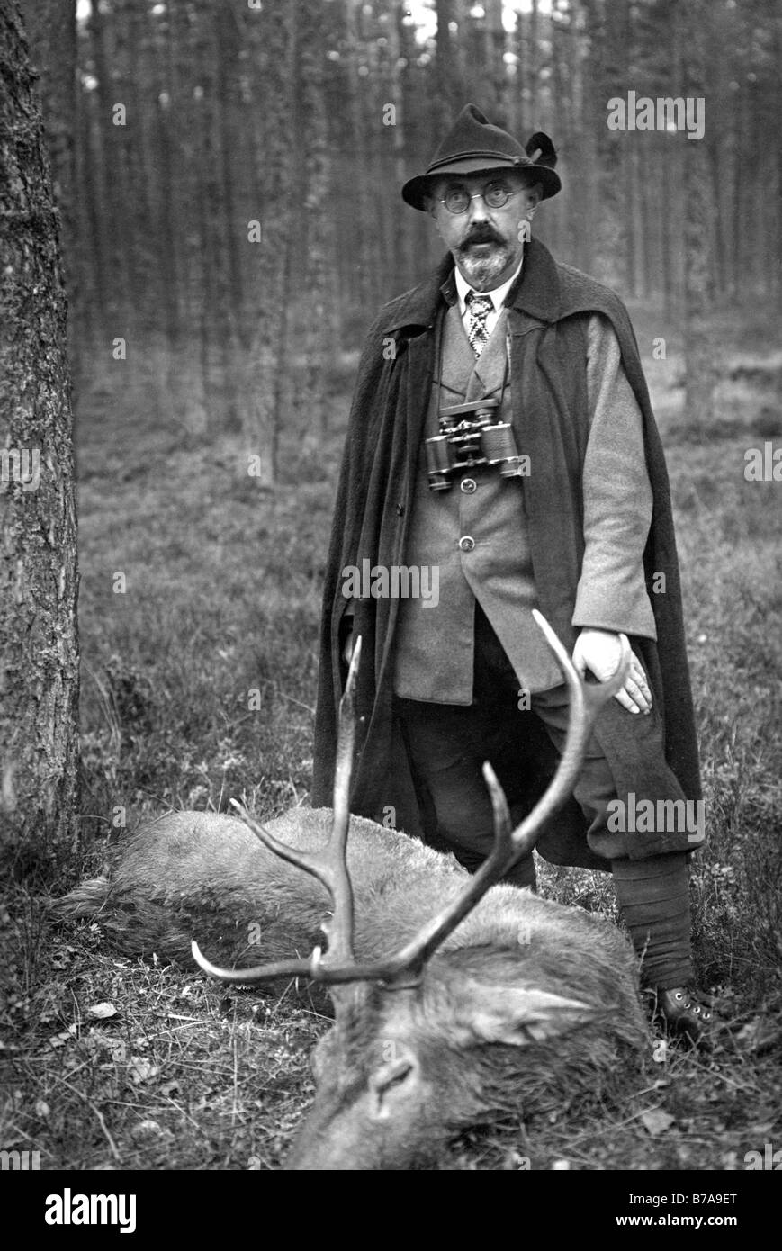 Foto histórica, Hunter con matar ciervos, ca. 1920 Foto de stock