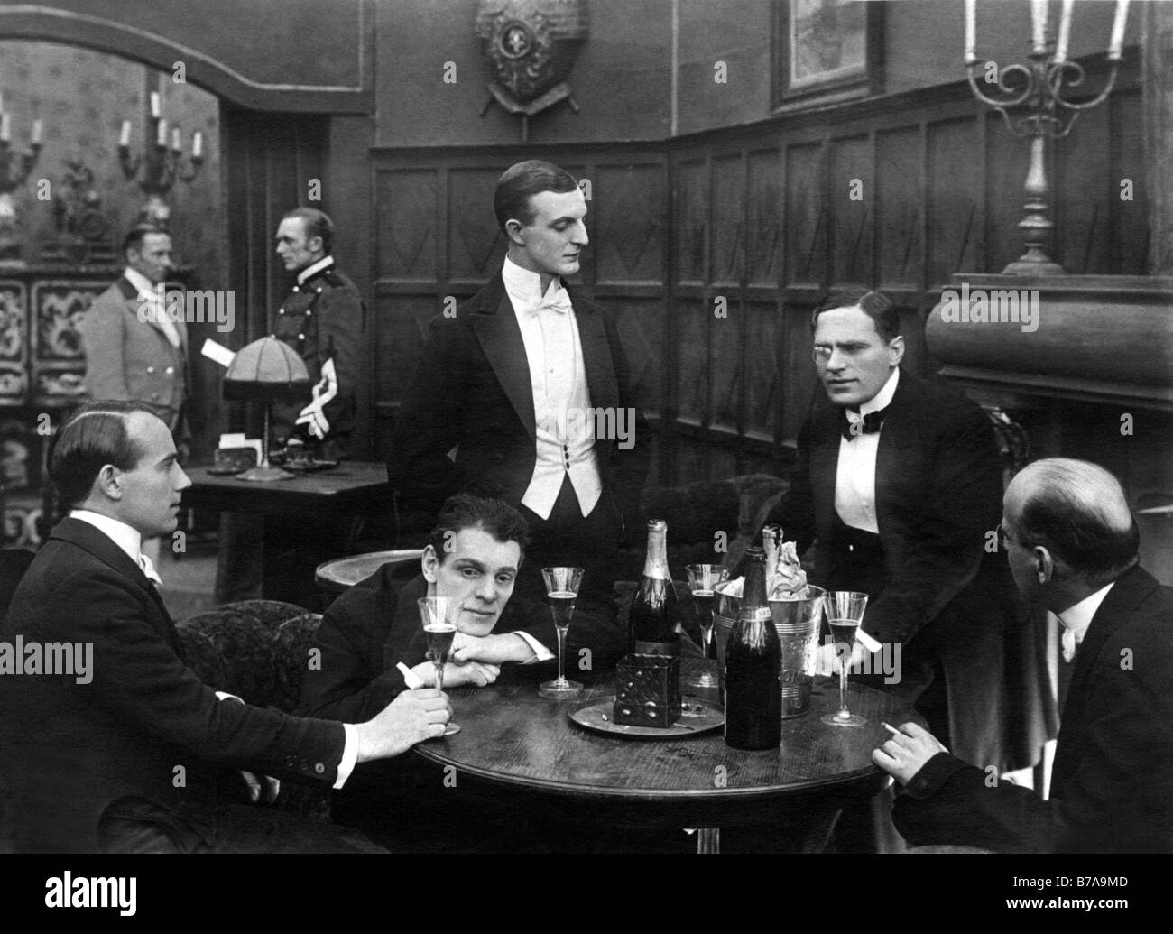 Foto histórica de caballeros, noche en el pub, ca. 1920 Foto de stock