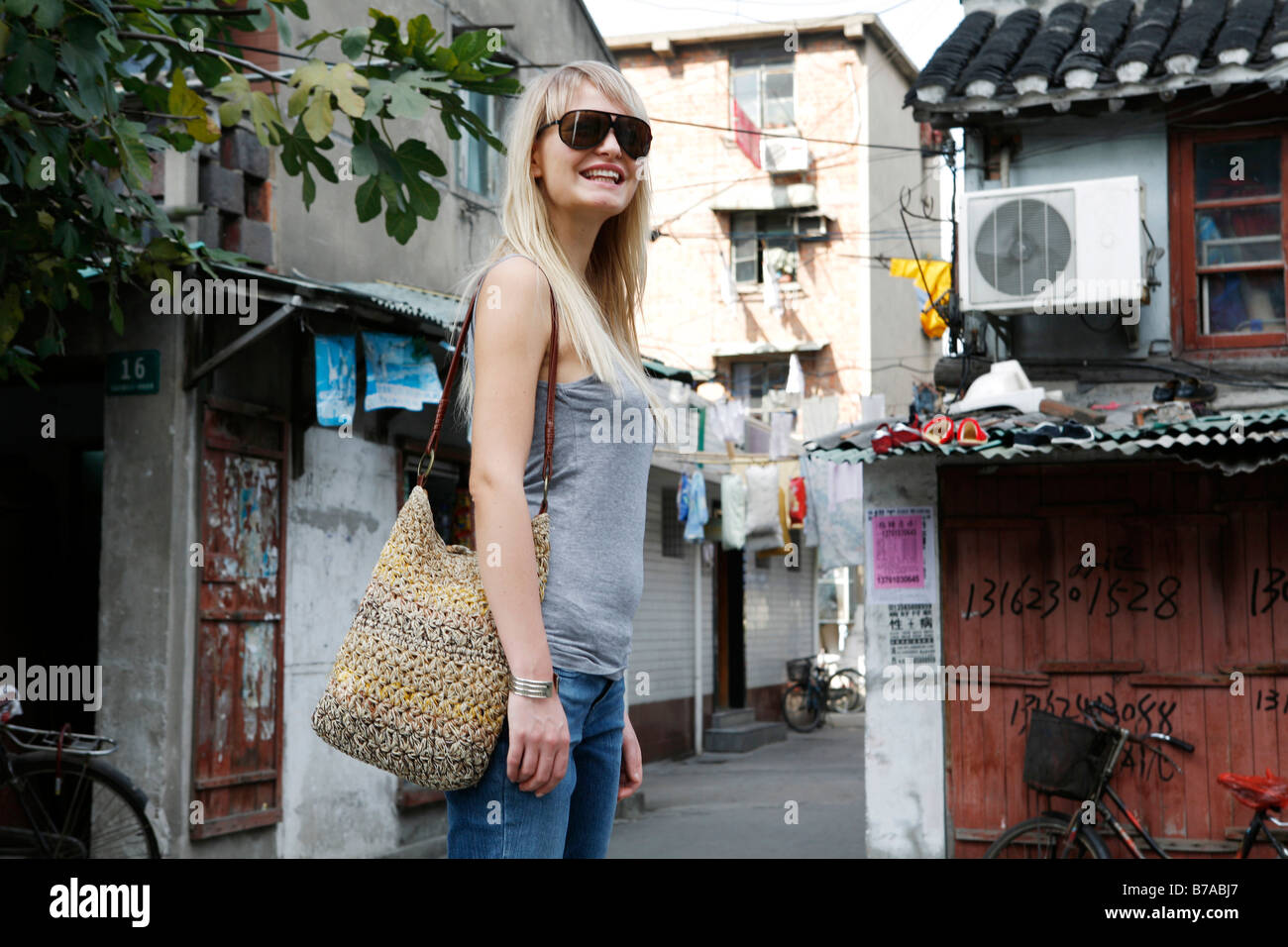 Mujer joven, Shanghai, China, Asia Foto de stock
