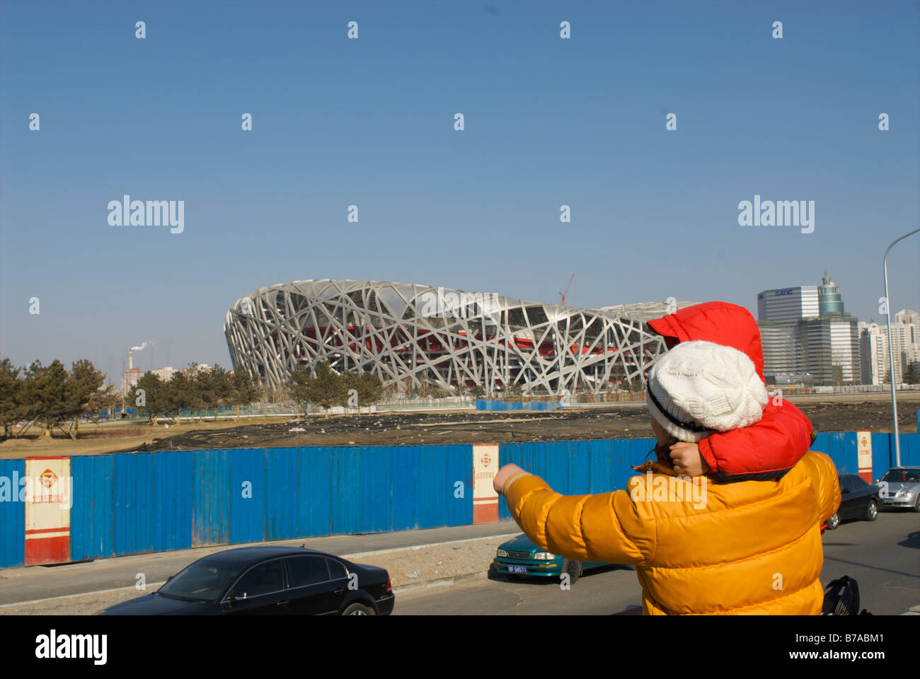 La gente que busca en el Estadio Nacional de Beijing la construcción sitio de Juegos Olímpicos de Beijing 2008 Foto de stock