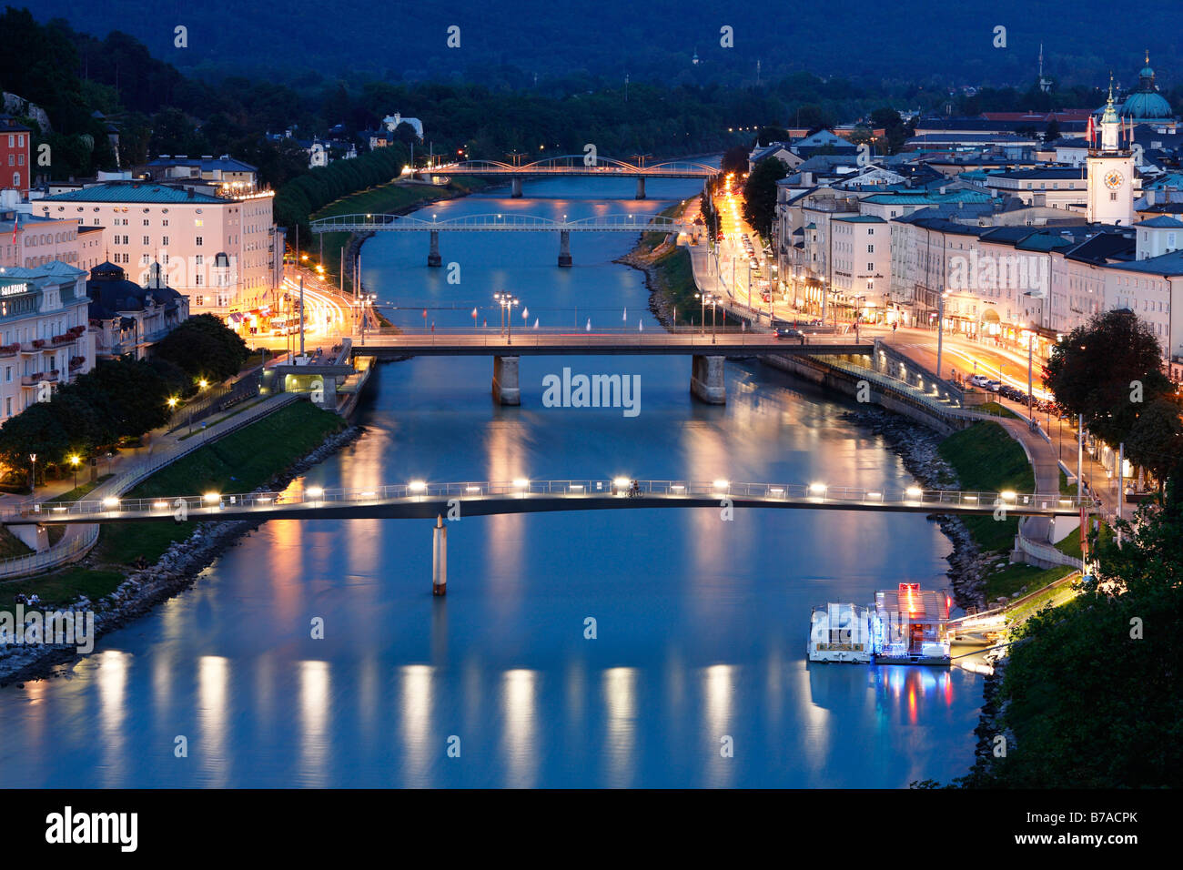 Distrito histórico de Salzburgo con el río Salzach, vista desde Humboldt-Terrace, Austria, Europa Foto de stock