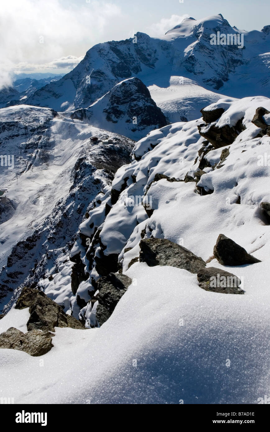 Vista desde el Monte Munt pers, 3207 m, vista de la estación cumbre Diavolezza en el monte Piz Palue, 3900 m, Buendner Alpes, Cantón de Graubue Foto de stock