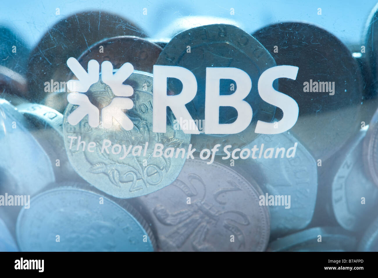 RBS Royal Bank of Scotland alcancía llena de monedas de ahorro de ahorro de dinero en efectivo en moneda esterlina británica crisis crediticia bretaña Foto de stock