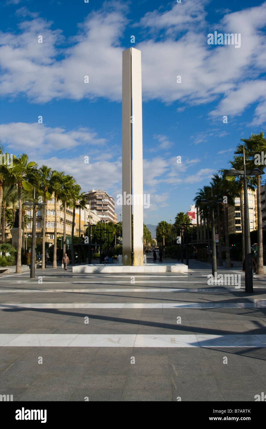 Monumento a la Reina Regente Almeria España Palm avenida arbolada. Foto de stock