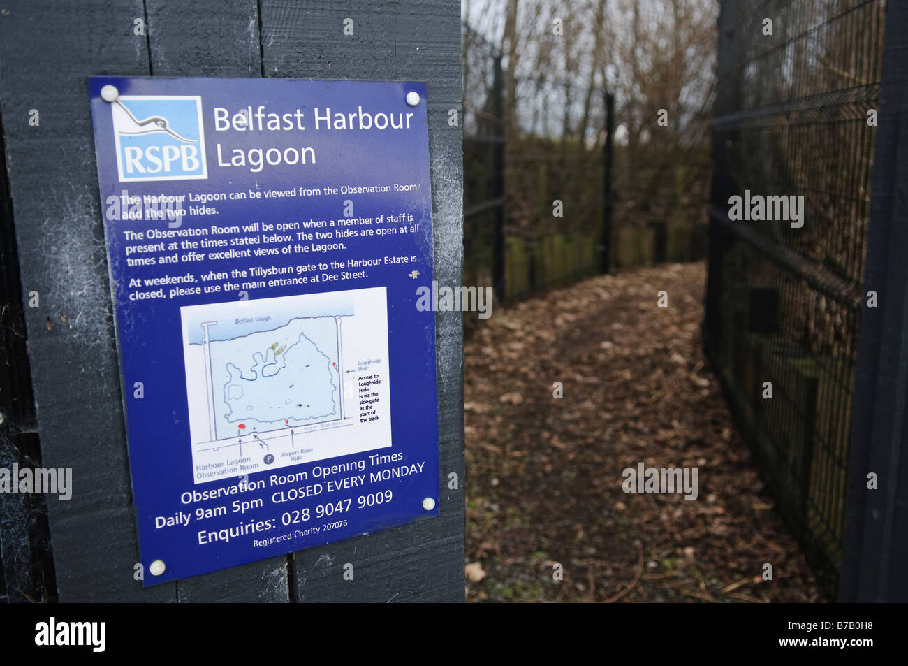 Firmar en la entrada de pájaros en la reserva RSPB, Laguna de Belfast en Belfast Lough. Foto de stock