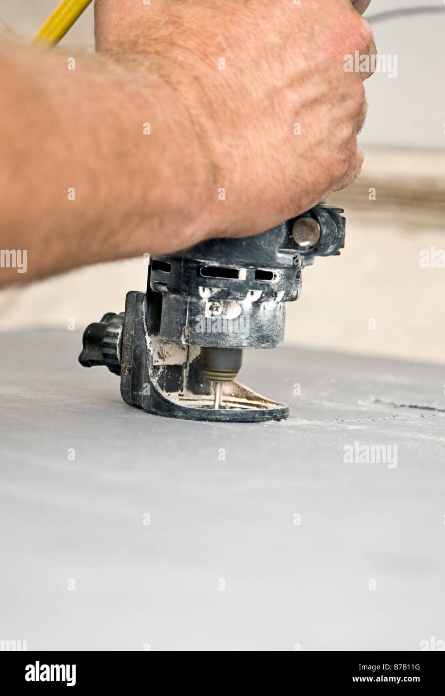 Acercamiento de un contratista con un espiral de sierra para cortar  agujeros en drywall Fotografía de stock - Alamy