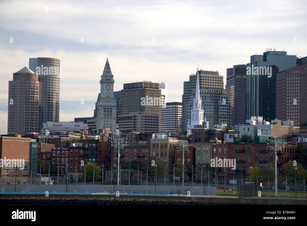 Vista de Boston desde el río Charles, Boston, Massachusetts EE.UU. Foto de stock