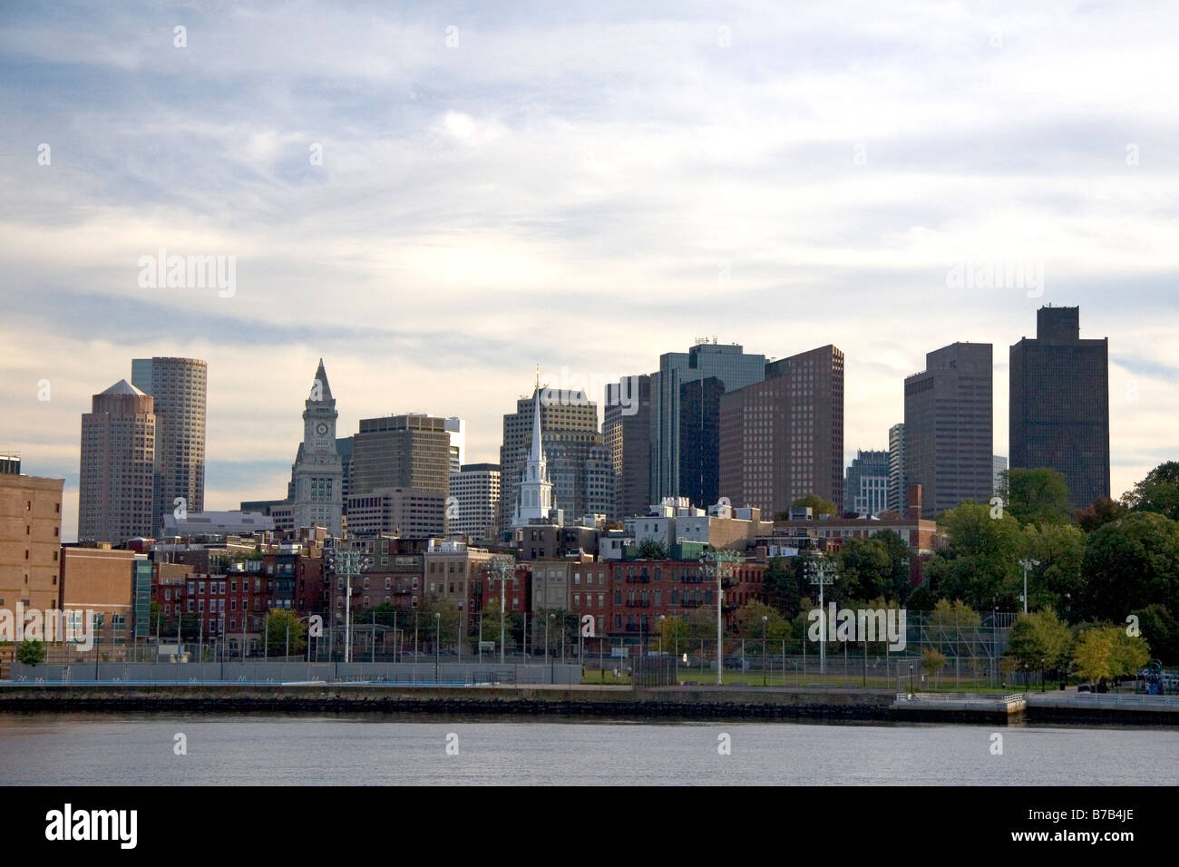 Vista de Boston desde el río Charles, Boston, Massachusetts EE.UU. Foto de stock