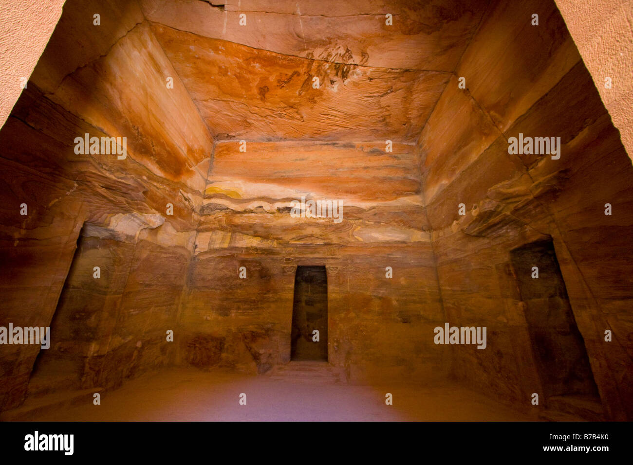 Dentro de la Tesorería en las ruinas de Petra en Jordania Foto de stock