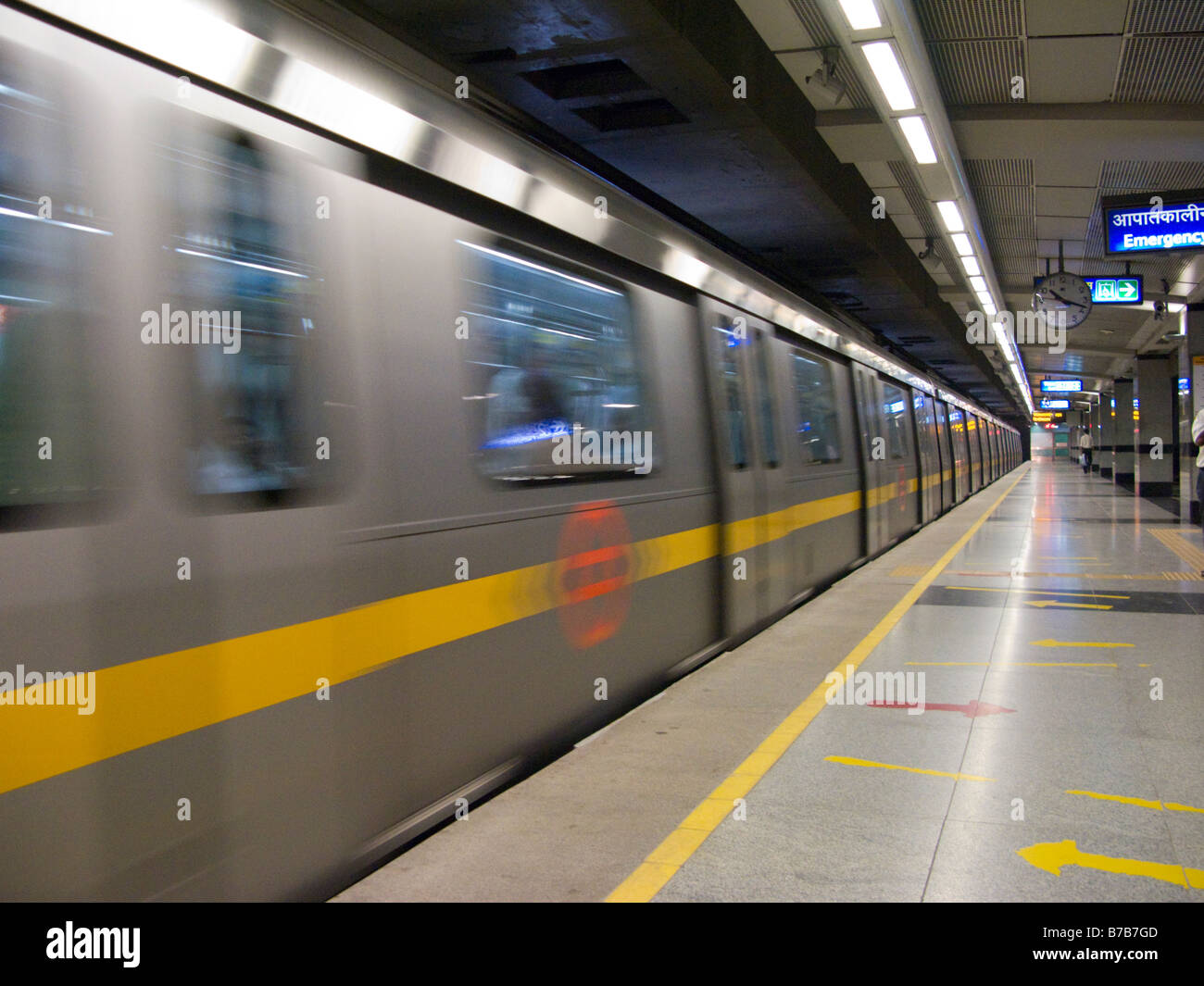 Una línea amarilla el tren se aleja de la plataforma en Chandni Chowk estación del sistema de Metro de Delhi. Delhi. La India. (45) Foto de stock