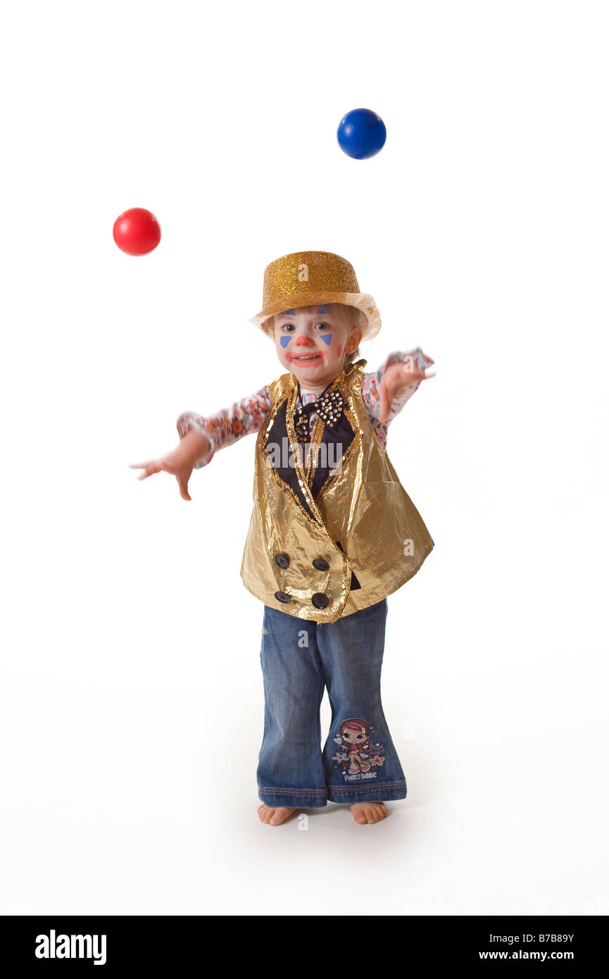 Niña vestida como un payaso de circo malabares Fotografía de stock - Alamy