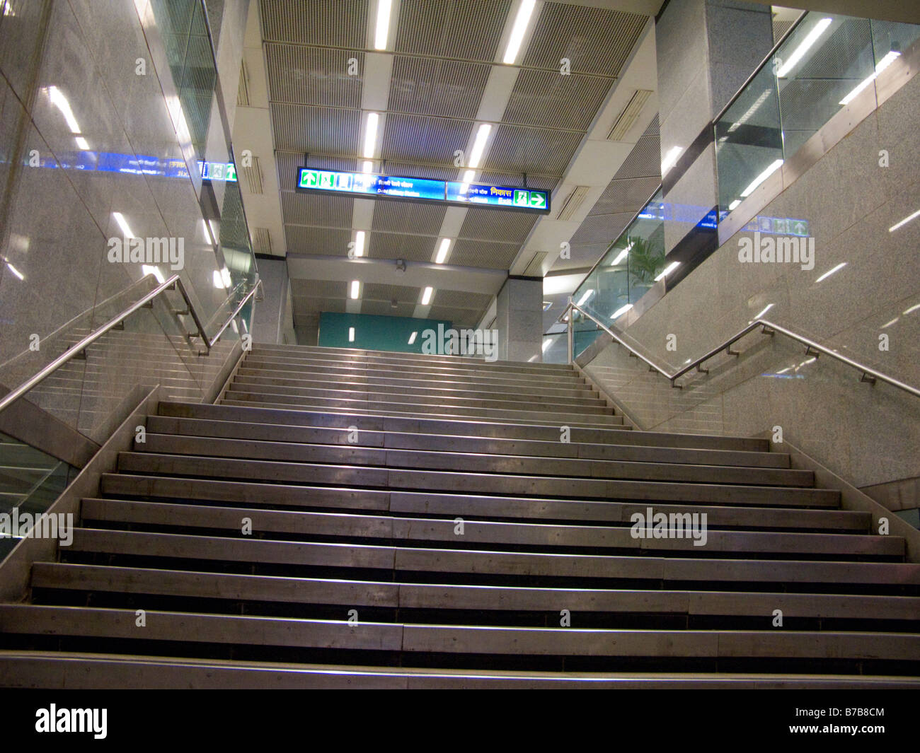 Escaleras en el metro de Nueva Delhi hasta el ticket hall. Chandni Chowk station, en el sistema de Metro de Delhi. (45) Foto de stock