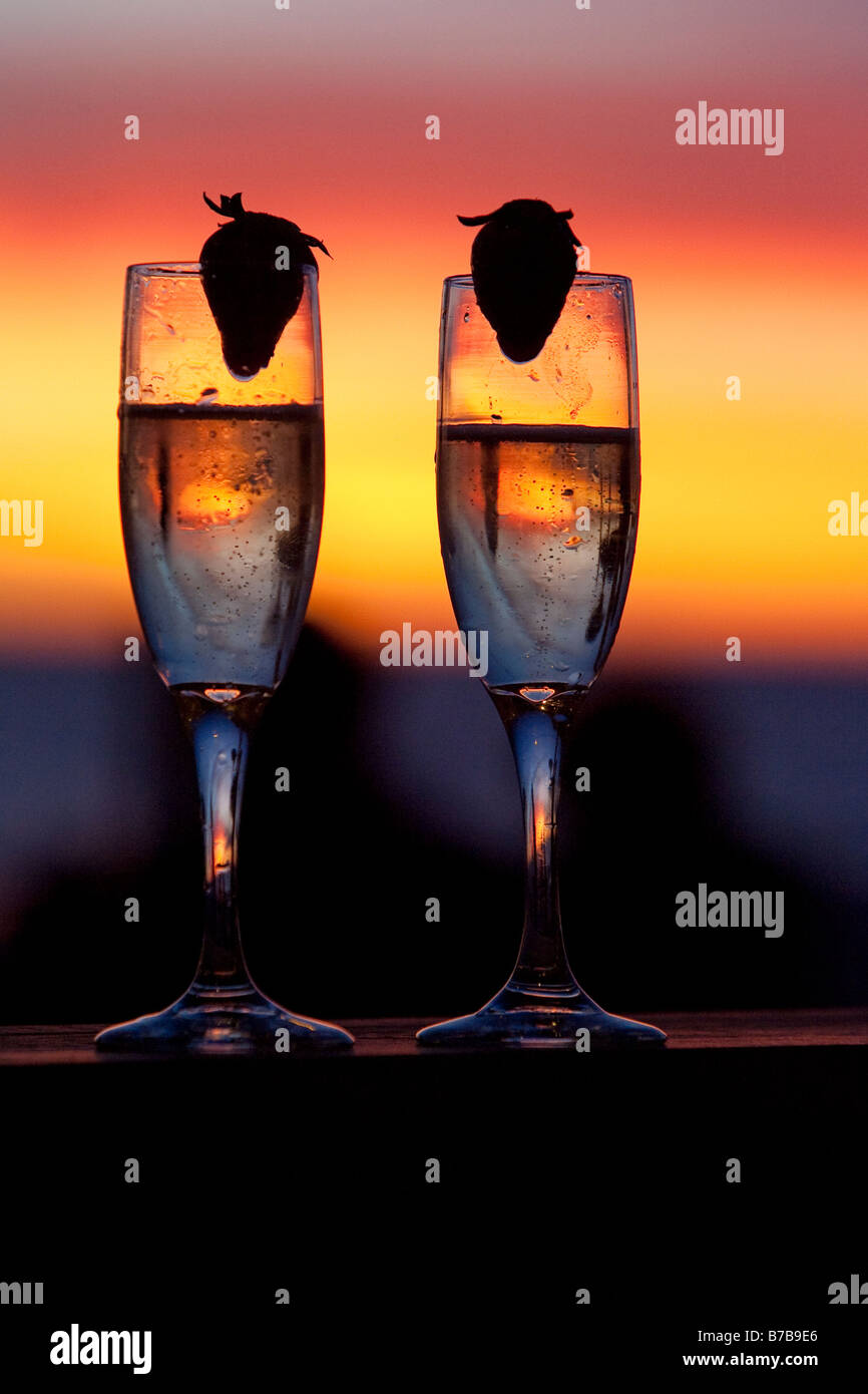 Copas de champaña al atardecer en un restaurante frente a la playa en Anna Maria Island, Florida. Foto de stock