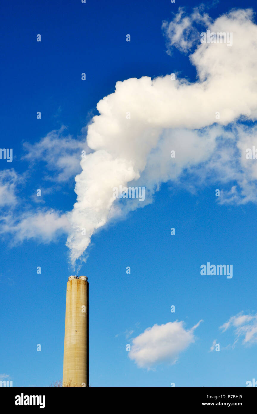 Humo blanco y chimenea de planta eléctrica en Estados Unidos Fotografía de  stock - Alamy