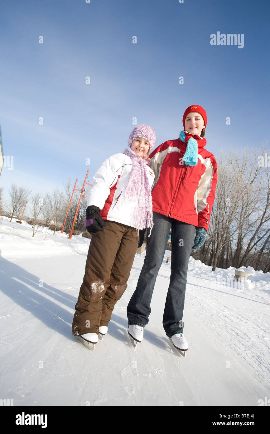 Retrato de 9 y 13 años de edad, las niñas en patines, las horquillas, Winnipeg, Canadá Foto de stock