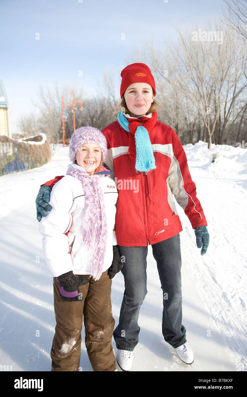 Retrato de 9 y 13 años de edad, las niñas en patines, las horquillas, Winnipeg, Canadá Foto de stock