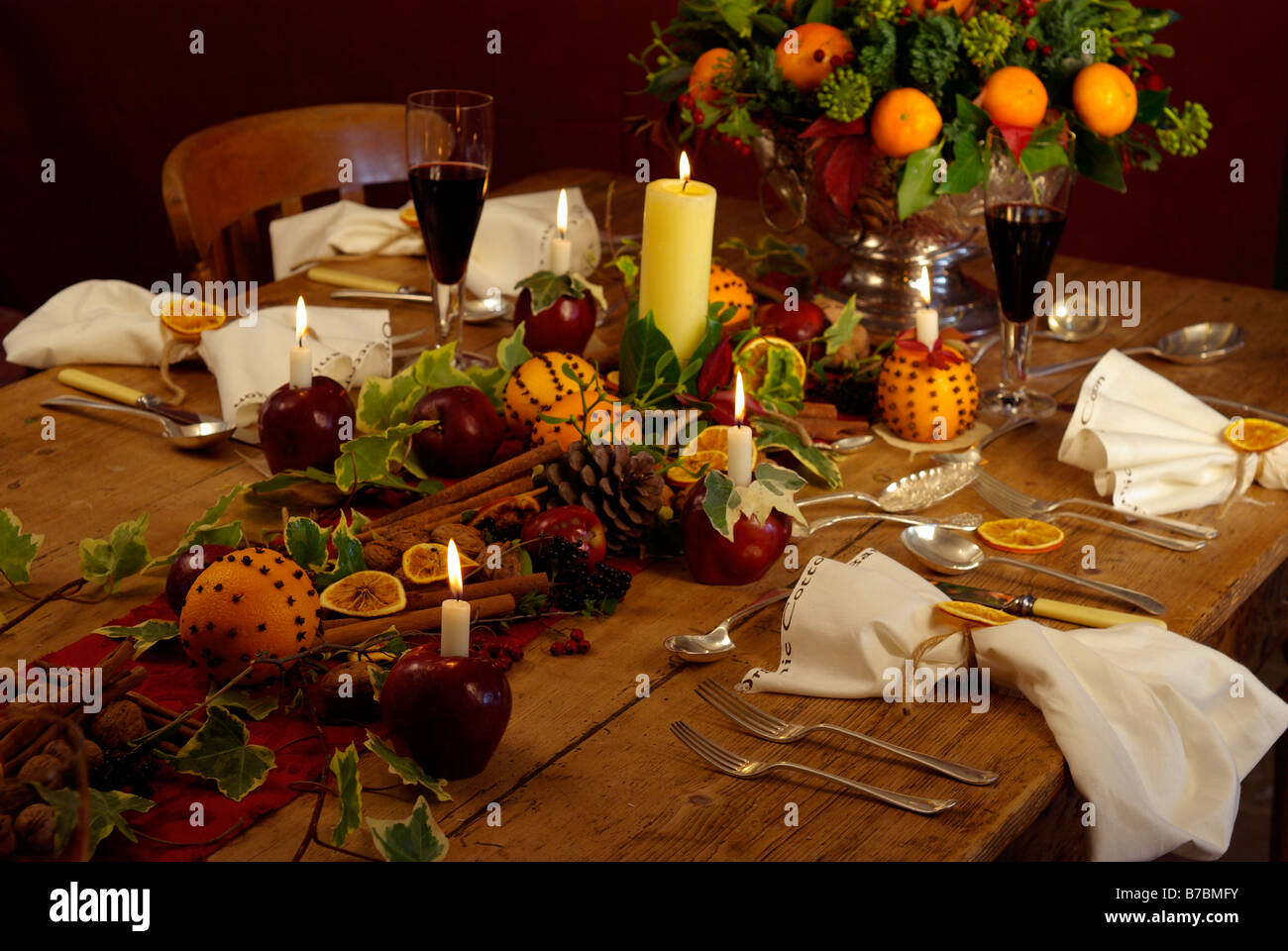 Decoración de la mesa navideña casera orgánica Fotografía de stock - Alamy