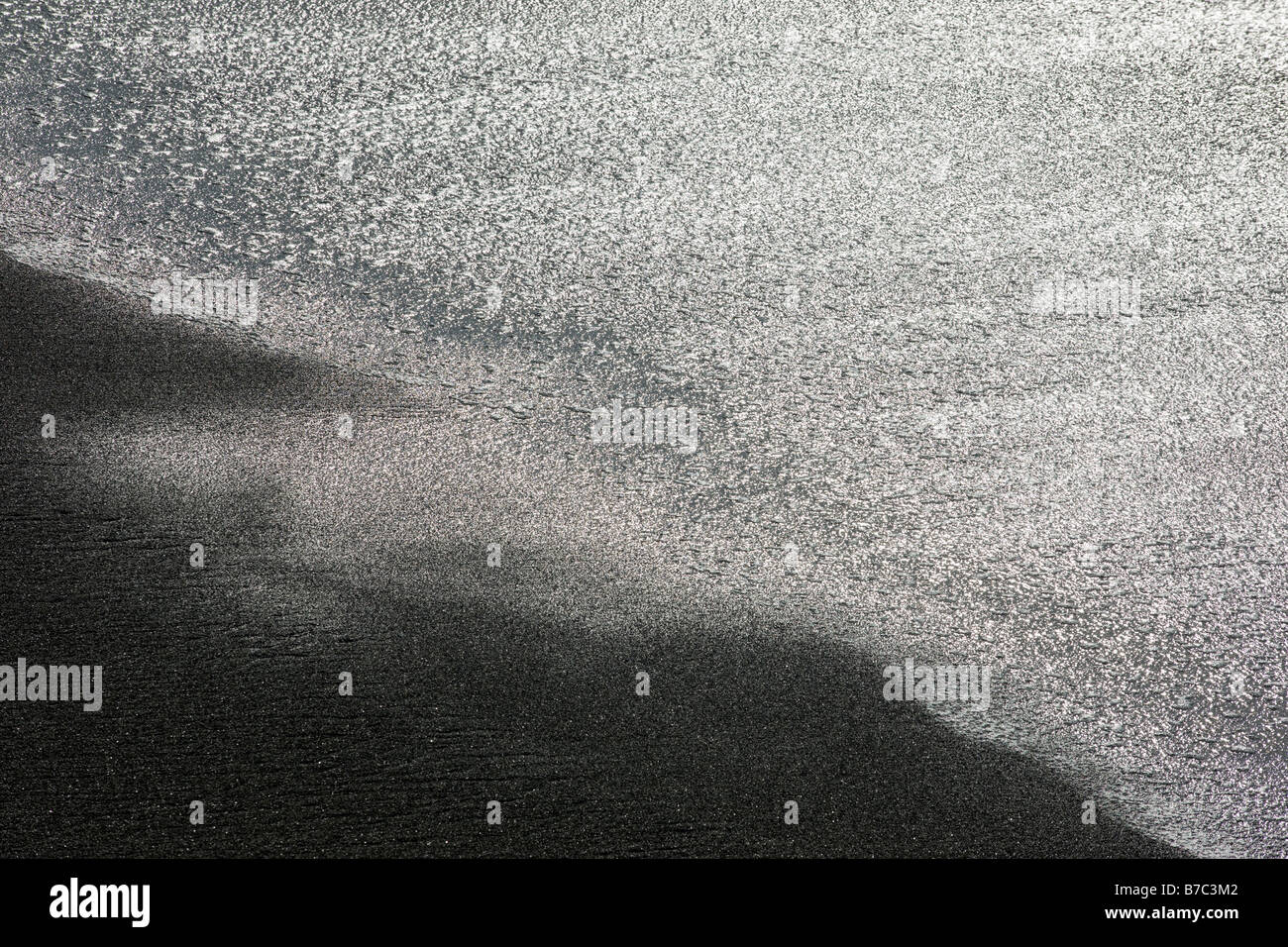 Cerrar vista abstracta de ondas de lavado en la playa de San Simeón State Park, San Simeon, California, EE.UU. Foto de stock