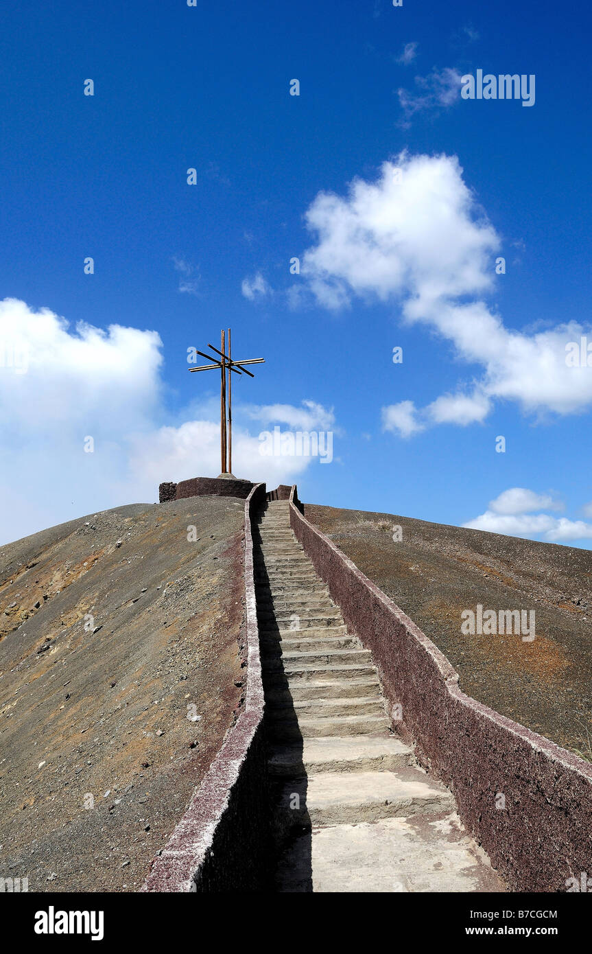 La Cruz de Bobadilla con vistas al volcán Masaya, Nicaragua Foto de stock